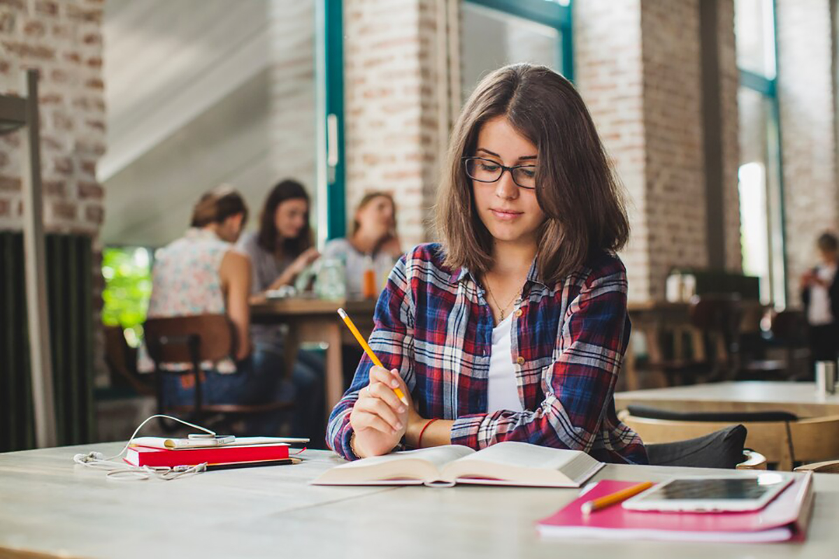 20230511135125 fpdl.in charming brunette studying alone 23 2147656011 large
